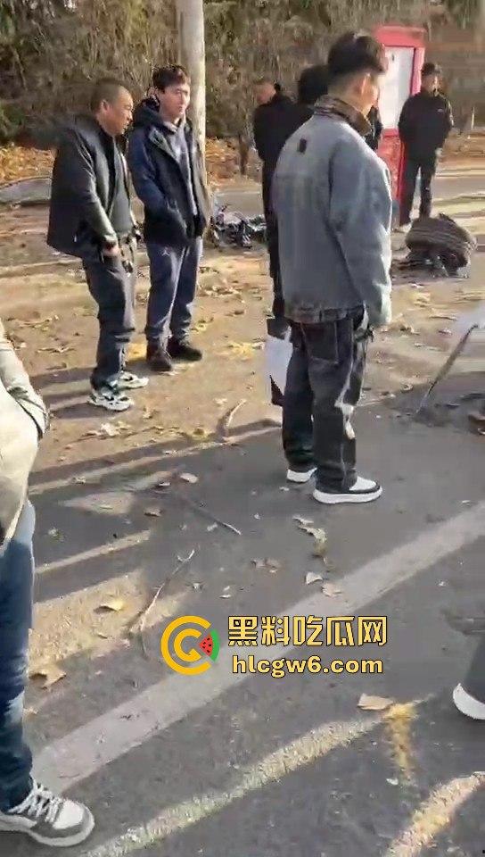 河南灵宝开源大道车管所发生重大车祸事故!保时捷三蹦子狭路相逢,碎片到处是 据说人也碎碎平安了-1