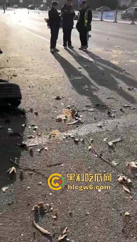 河南灵宝开源大道车管所发生重大车祸事故!保时捷三蹦子狭路相逢,碎片到处是 据说人也碎碎平安了-2