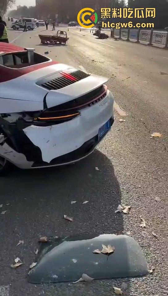 河南灵宝开源大道车管所发生重大车祸事故!保时捷三蹦子狭路相逢,碎片到处是 据说人也碎碎平安了-4