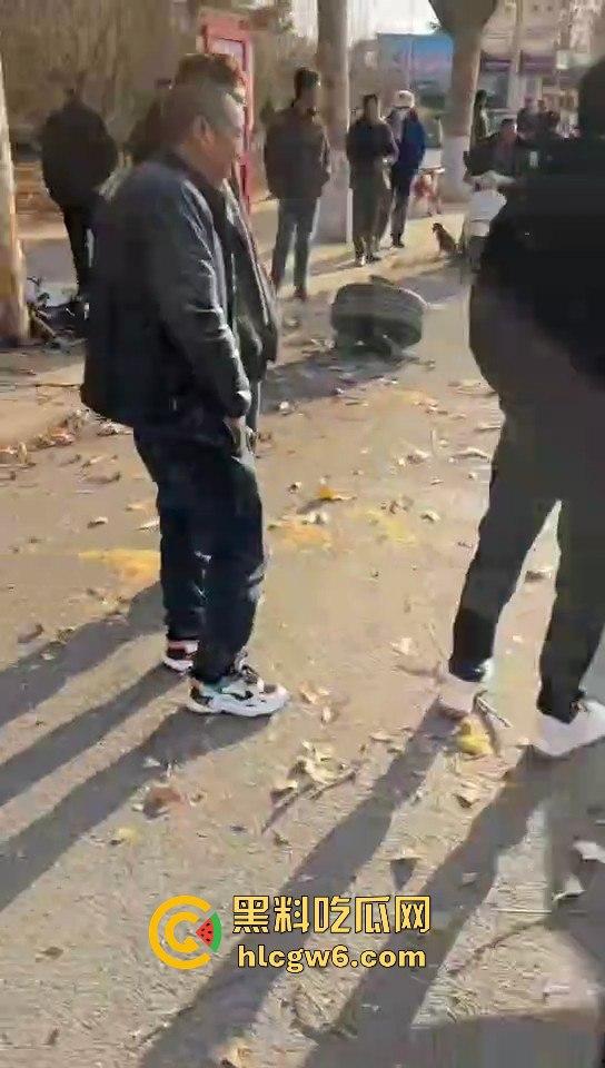 河南灵宝开源大道车管所发生重大车祸事故!保时捷三蹦子狭路相逢,碎片到处是 据说人也碎碎平安了-6