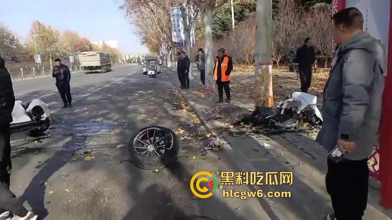 河南灵宝开源大道车管所发生重大车祸事故!保时捷三蹦子狭路相逢,碎片到处是 据说人也碎碎平安了-7