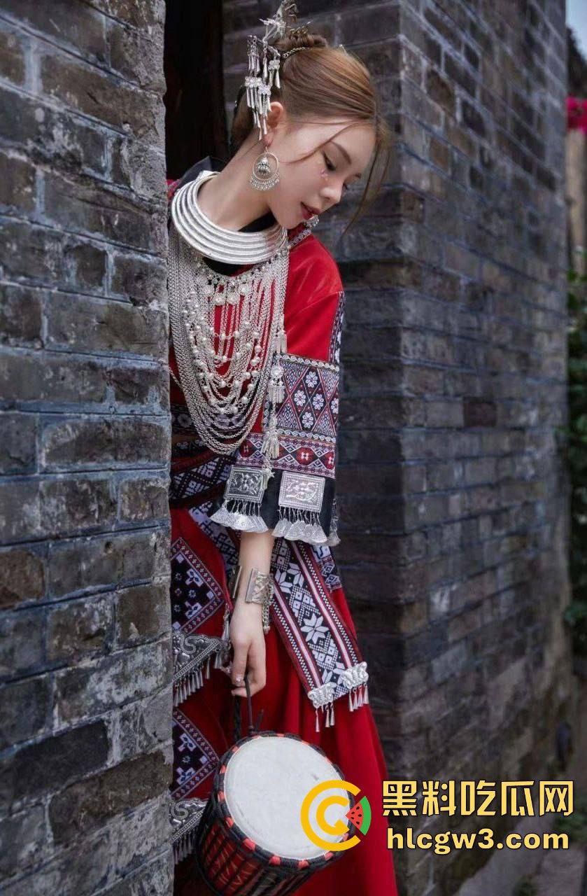 南丹火幕村KTV骚逼『 龙雨微 』少妇素颜还敢卖逼陪酒 骚逼被抠到泛滥 这年头陪酒小妹太不容易！-12