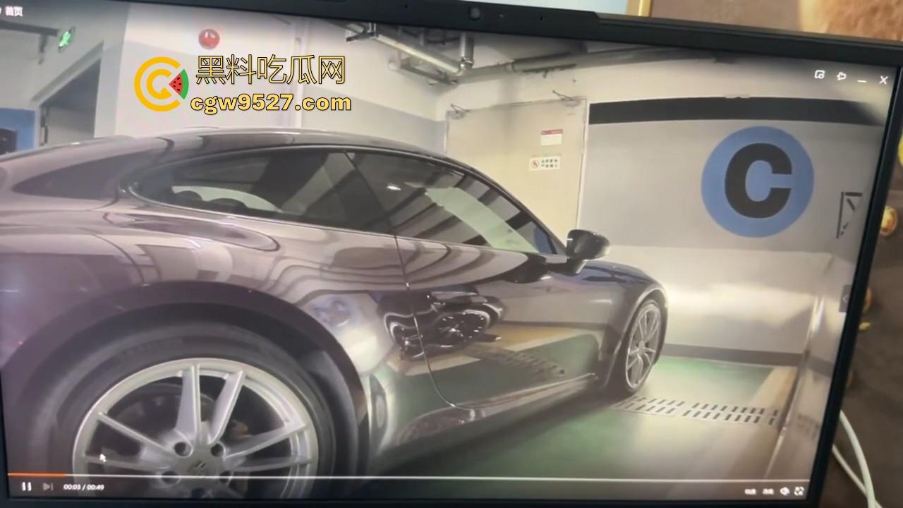 保时捷718车主地下停车场车震被偷拍,有钱人就是好呀,长的不太行但上的女的身材颜值都很好,羡慕!-3