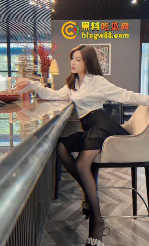 抖音骚主播『皮皮』卖梅赛德斯天天秀脚丫子勾足控舔脚,三叉辉车主看不上,钓个有钱舔脚王!-6