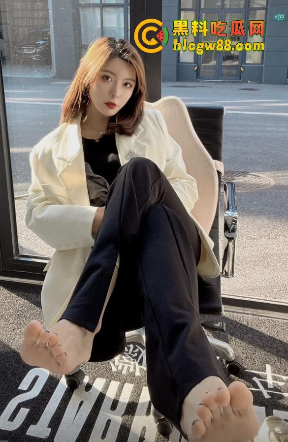 抖音骚主播『皮皮』卖梅赛德斯天天秀脚丫子勾足控舔脚,三叉辉车主看不上,钓个有钱舔脚王!-8