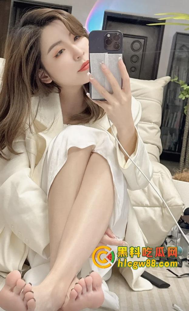 抖音骚主播『皮皮』卖梅赛德斯天天秀脚丫子勾足控舔脚,三叉辉车主看不上,钓个有钱舔脚王!-10