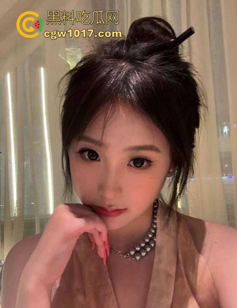 玩陌陌约炮重庆小美,颜值堪比幼版杨幂,私下穿JK黑丝约炮后入,舔蛋撸管榨精,花活做爱!-1