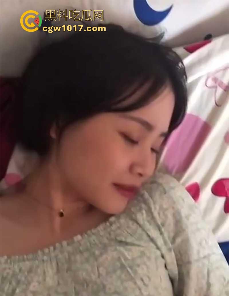 玩陌陌约炮重庆小美,颜值堪比幼版杨幂,私下穿JK黑丝约炮后入,舔蛋撸管榨精,花活做爱!-6