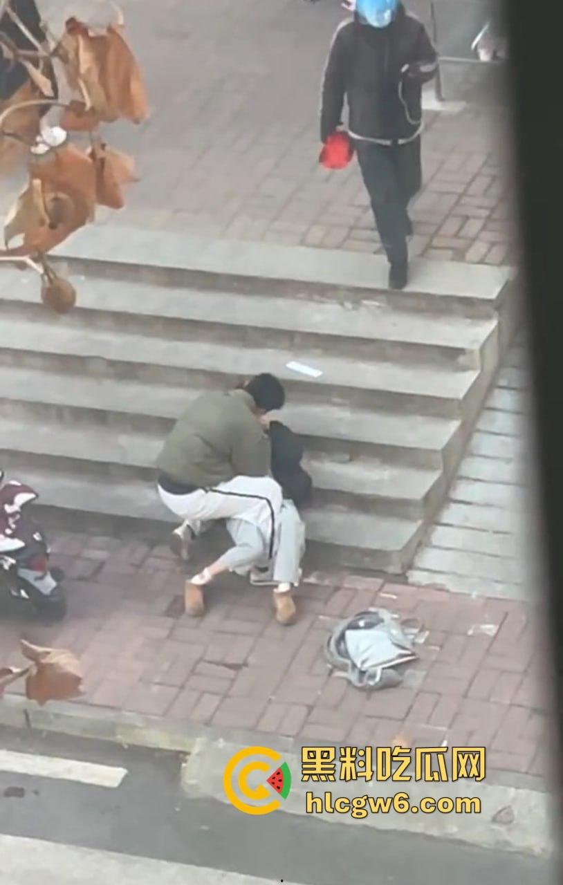 山东中医奇葩渣男强吻求原谅!食堂门口强行按倒前女友,出轨三次还演偶像剧,妙蛙种子式趴地操作辣眼睛!-11