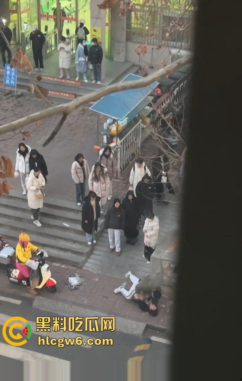 山东中医奇葩渣男强吻求原谅!食堂门口强行按倒前女友,出轨三次还演偶像剧,妙蛙种子式趴地操作辣眼睛!-17