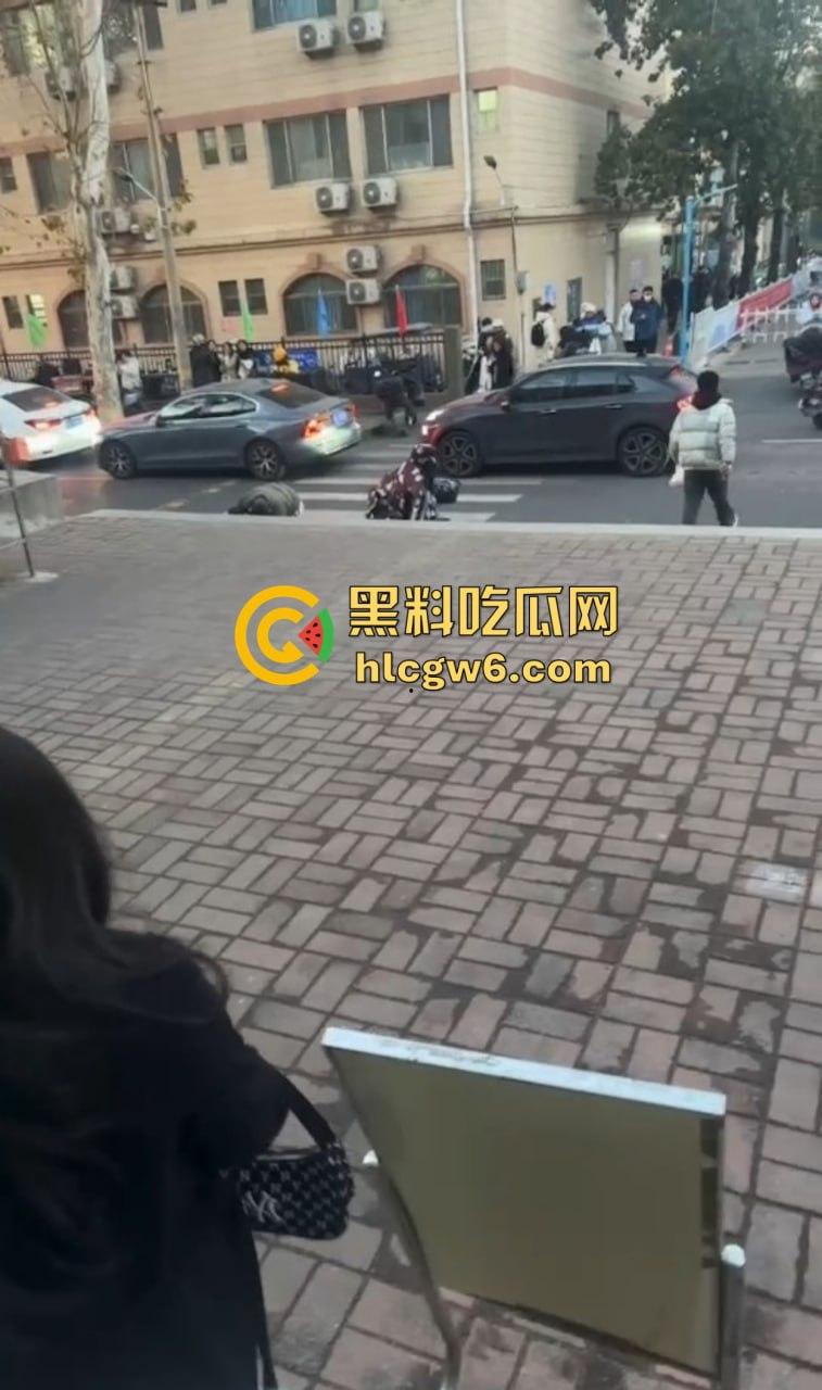 山东中医奇葩渣男强吻求原谅!食堂门口强行按倒前女友,出轨三次还演偶像剧,妙蛙种子式趴地操作辣眼睛!-19