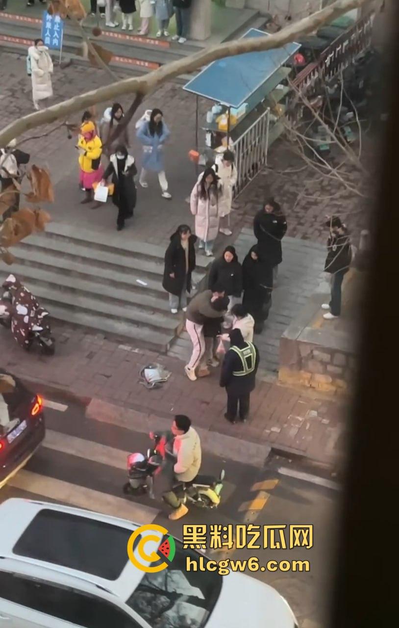 山东中医奇葩渣男强吻求原谅!食堂门口强行按倒前女友,出轨三次还演偶像剧,妙蛙种子式趴地操作辣眼睛!-22