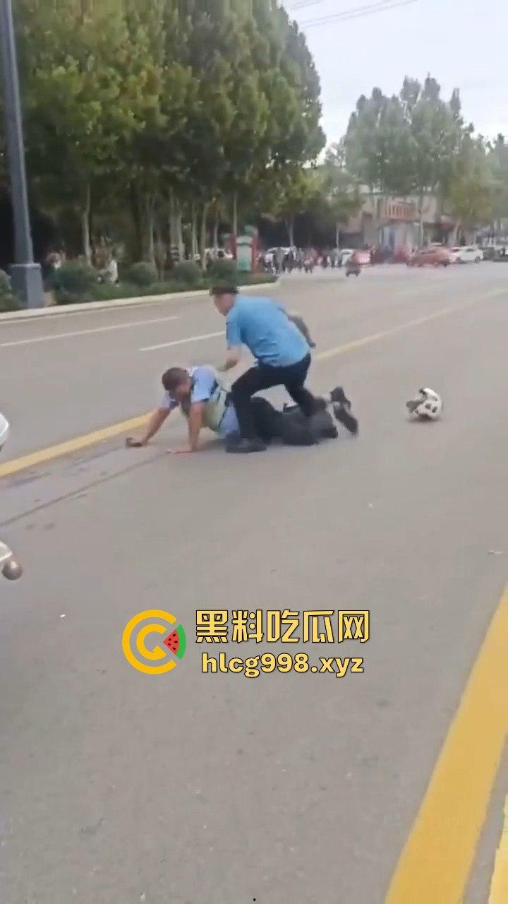 山东滕州男子当街暴揍交警!因不满罚款,上去直接开干!-1