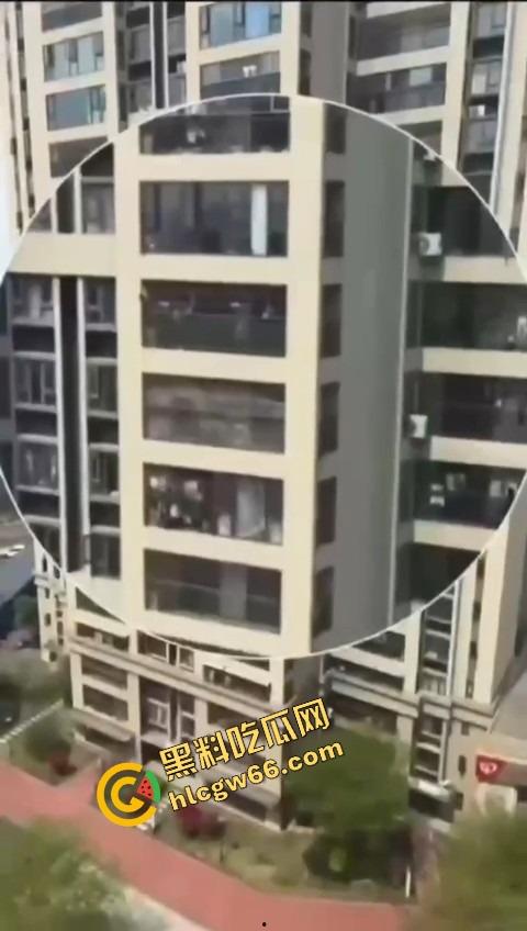 集美逆天操作,阳台晒鲍鱼不拉窗帘,白天晒鲍鱼,晚上老公就地现吃,主打一个鲜嫩刺激!-8