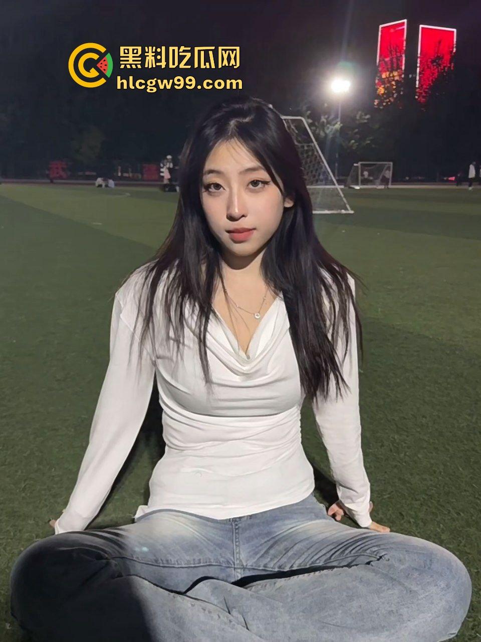 湖南工程职业反差肉感骚鸡『赵欣』极品大雷淫荡露奶发骚,骚穴滋尿大展粉嫩骚逼!独家流出!-1