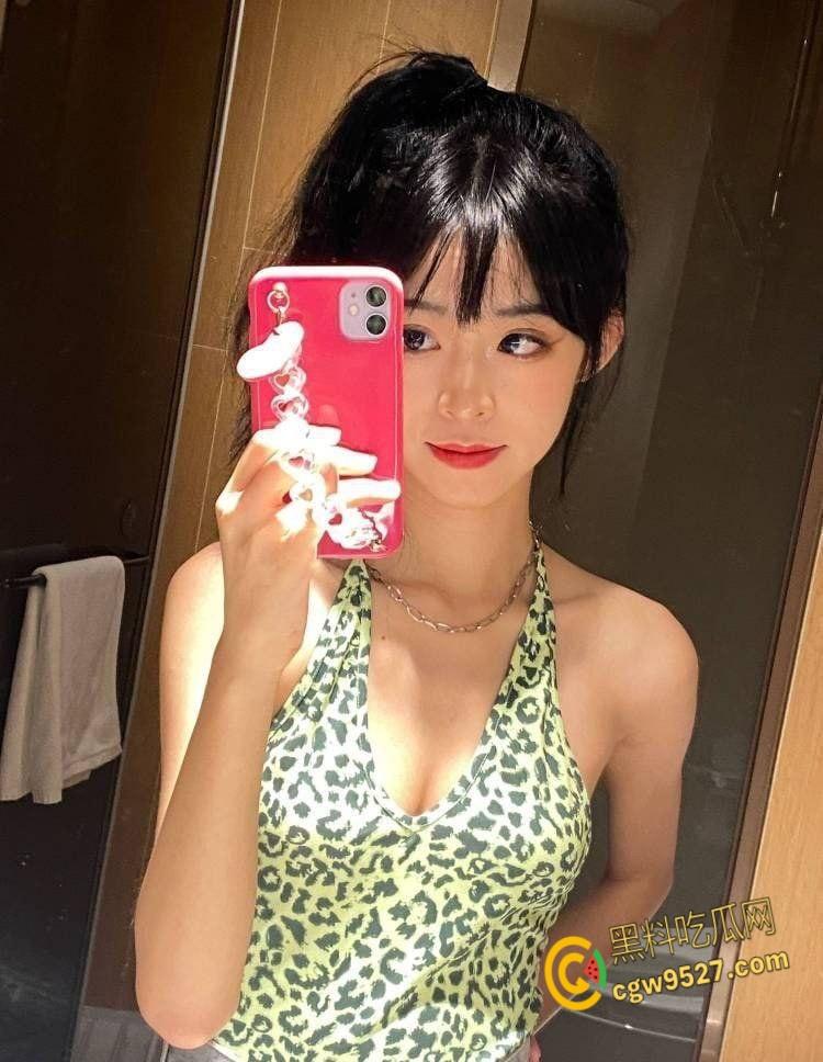 趁大哥喝醉酒,偷偷和嫂子做爱,后入白嫩翘臀美穴,让嫂子彻底变成骚母狗,叫声太大差点被发现 !-1