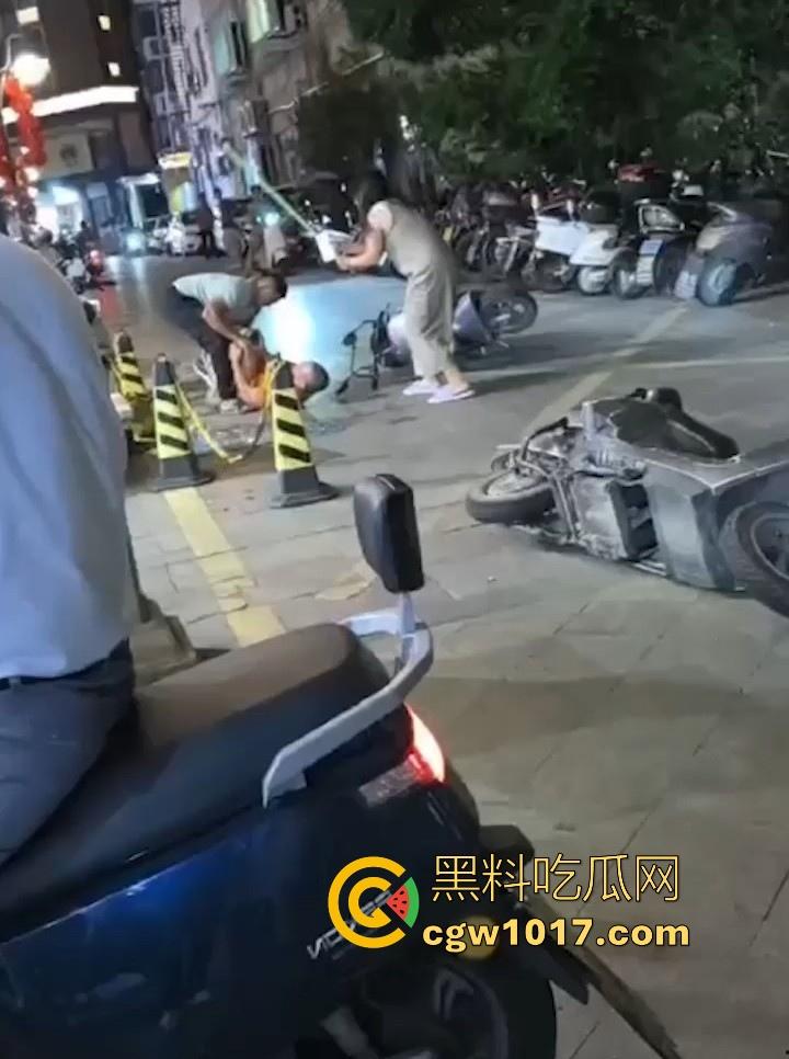 出轨女被捉奸在床,原配当街残忍暴打情夫,还想断掉情夫命根,这骚逼还一直护着,感觉这时候都缩起来了!-1