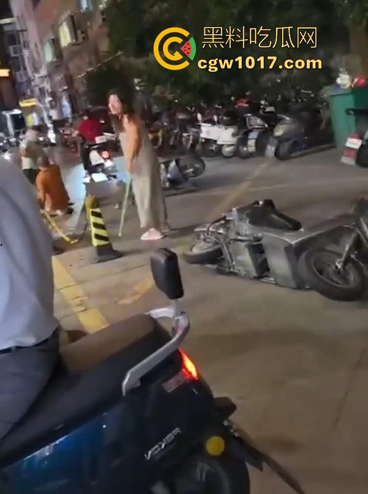 出轨女被捉奸在床,原配当街残忍暴打情夫,还想断掉情夫命根,这骚逼还一直护着,感觉这时候都缩起来了!-2