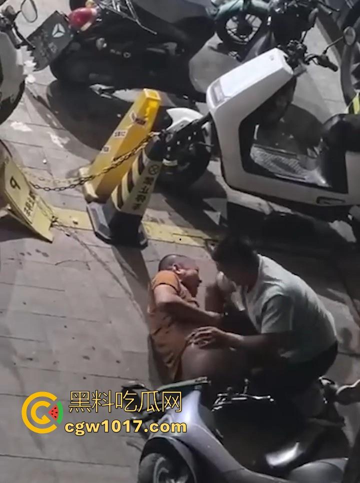 出轨女被捉奸在床,原配当街残忍暴打情夫,还想断掉情夫命根,这骚逼还一直护着,感觉这时候都缩起来了!-3