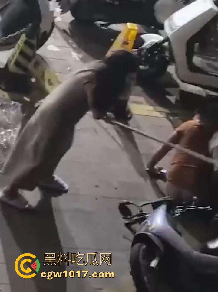 出轨女被捉奸在床,原配当街残忍暴打情夫,还想断掉情夫命根,这骚逼还一直护着,感觉这时候都缩起来了!-4