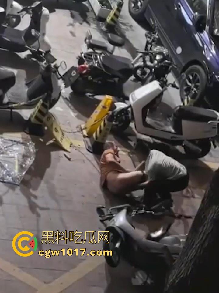 出轨女被捉奸在床,原配当街残忍暴打情夫,还想断掉情夫命根,这骚逼还一直护着,感觉这时候都缩起来了!-5