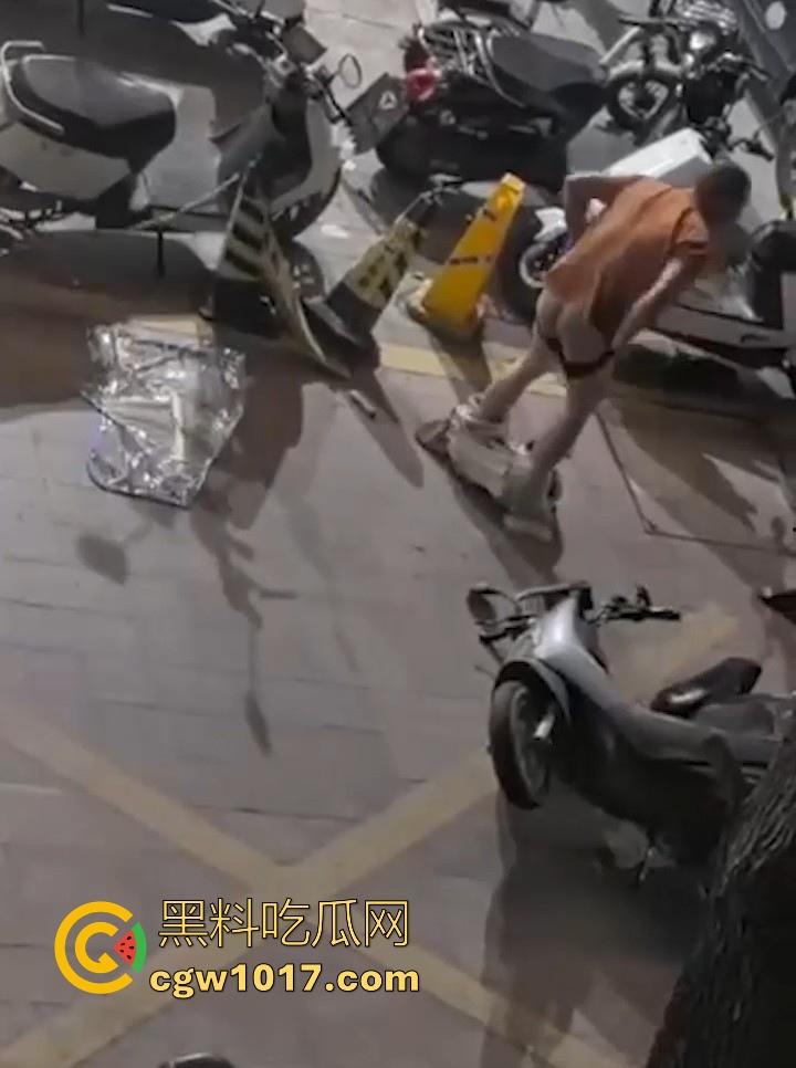 出轨女被捉奸在床,原配当街残忍暴打情夫,还想断掉情夫命根,这骚逼还一直护着,感觉这时候都缩起来了!-6