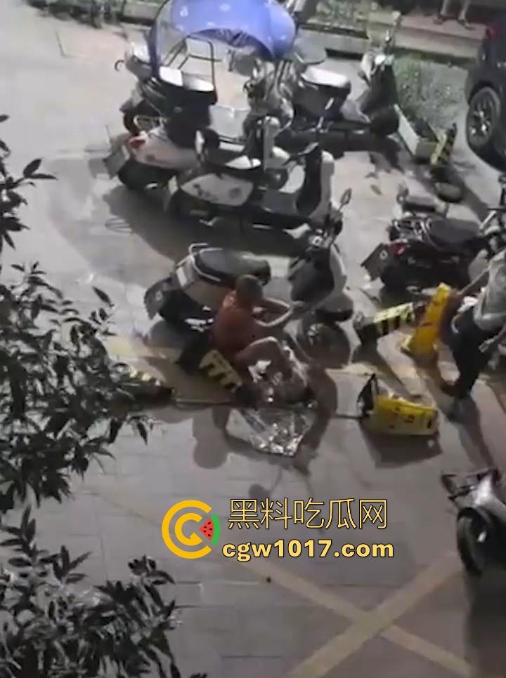 出轨女被捉奸在床,原配当街残忍暴打情夫,还想断掉情夫命根,这骚逼还一直护着,感觉这时候都缩起来了!-7