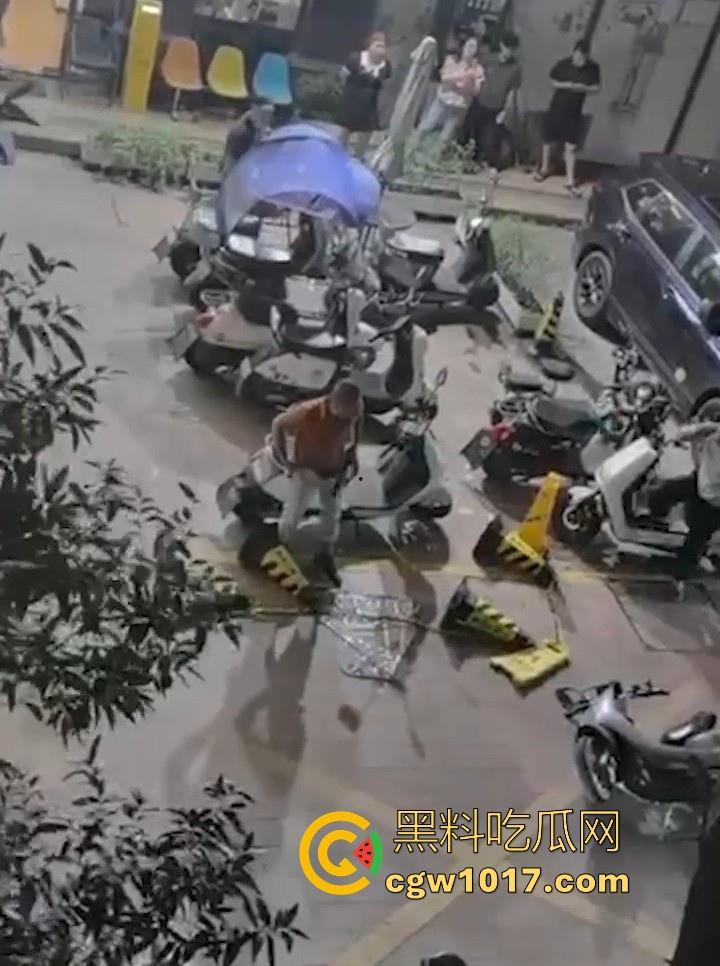 出轨女被捉奸在床,原配当街残忍暴打情夫,还想断掉情夫命根,这骚逼还一直护着,感觉这时候都缩起来了!-8