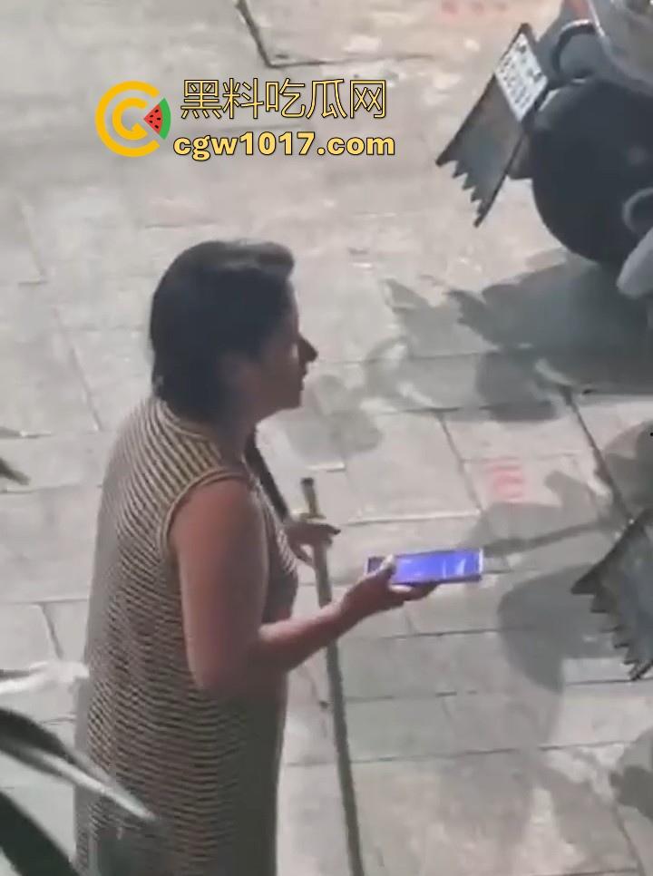 出轨女被捉奸在床,原配当街残忍暴打情夫,还想断掉情夫命根,这骚逼还一直护着,感觉这时候都缩起来了!-9