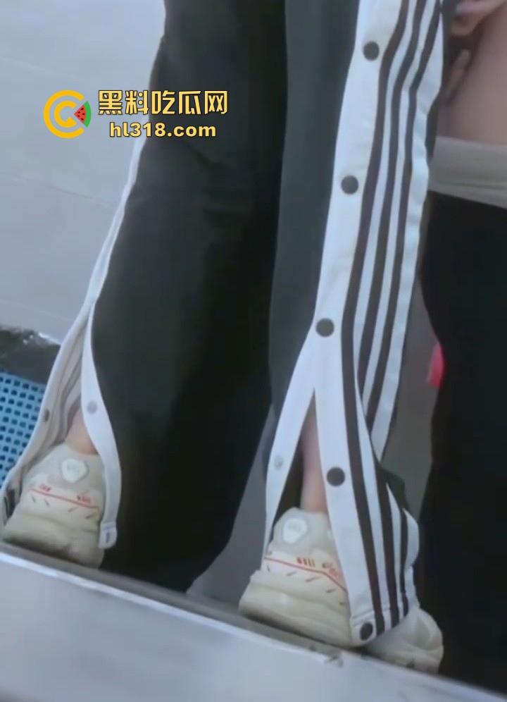 大学校园厕所偷拍,偶遇拉拉厕所扣穴偷情,没鸡巴假装硬顶,真想上去帮她插一下,真是暴殄天物!-12