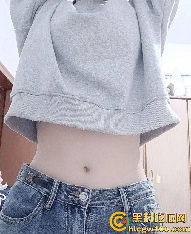 重庆医学院【李青玉】长相清纯却骚到不行的贫乳反差学妹,被学长哄骗发骚自拍-1