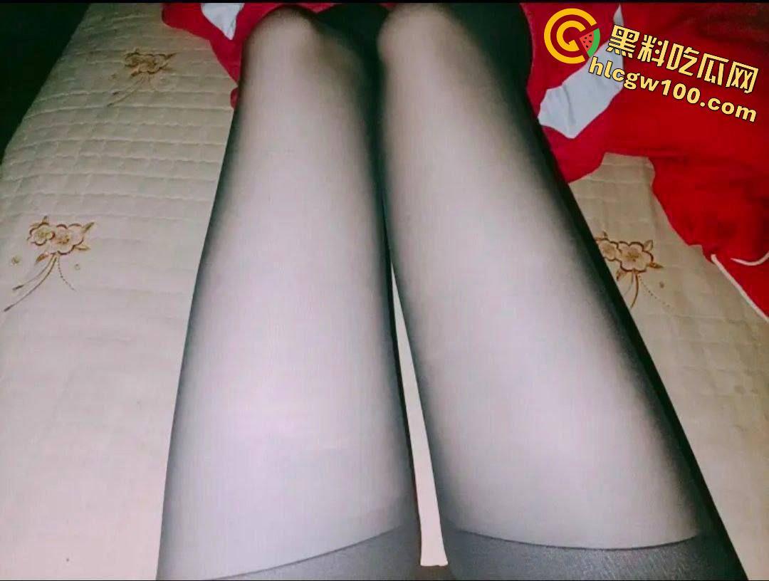 重庆医学院【李青玉】长相清纯却骚到不行的贫乳反差学妹,被学长哄骗发骚自拍-17