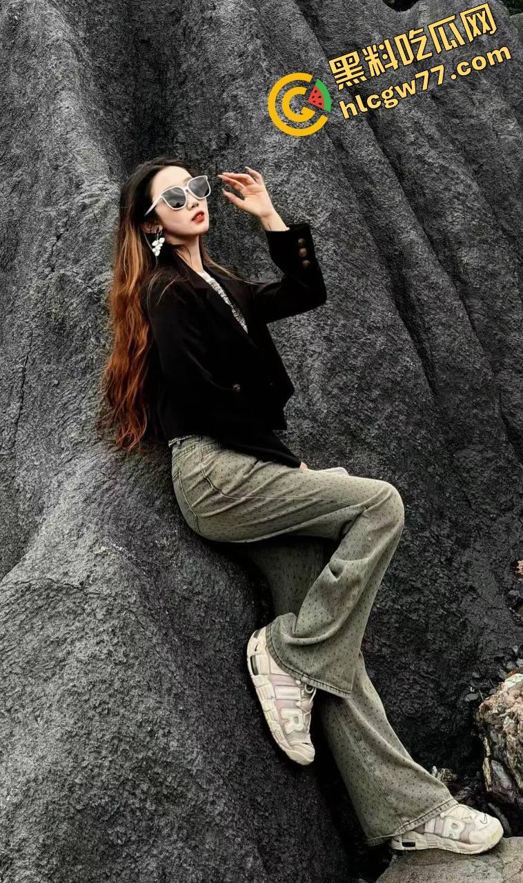 大奶精神小太妹 酒店忘我吃鸡 大屌都要把嘴撑爆了 又被肌肉猛男掐脖爆操 小小身躯十分耐操!-1