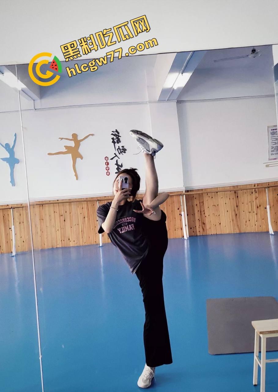 大奶精神小太妹 酒店忘我吃鸡 大屌都要把嘴撑爆了 又被肌肉猛男掐脖爆操 小小身躯十分耐操!-2