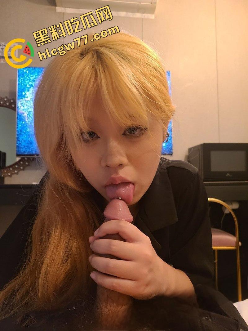 大奶精神小太妹 酒店忘我吃鸡 大屌都要把嘴撑爆了 又被肌肉猛男掐脖爆操 小小身躯十分耐操!-9