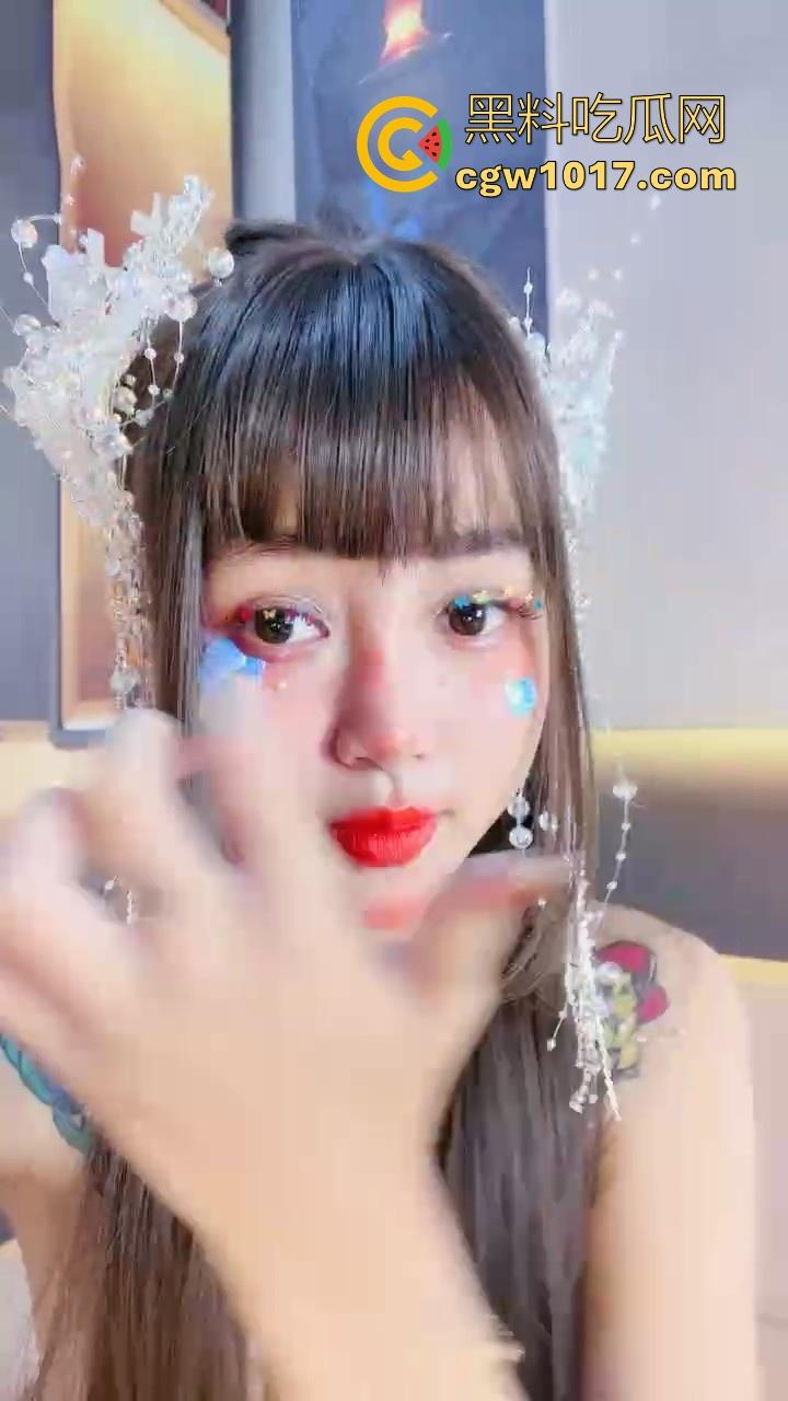 重口扩阴!【运动老师】直播拳交,巨大假鸡巴猛塞小穴,精神小妹的阴道巨大无比,看表情都塞习惯了!-1