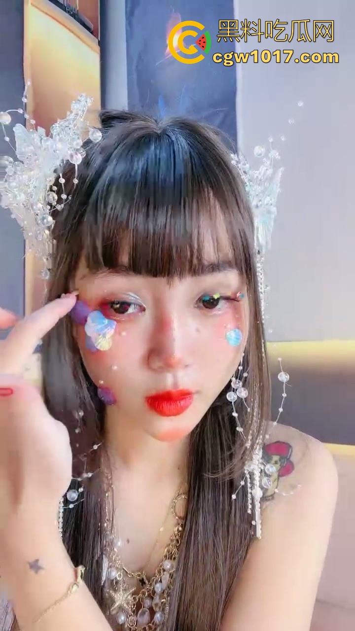 重口扩阴!【运动老师】直播拳交,巨大假鸡巴猛塞小穴,精神小妹的阴道巨大无比,看表情都塞习惯了!-2