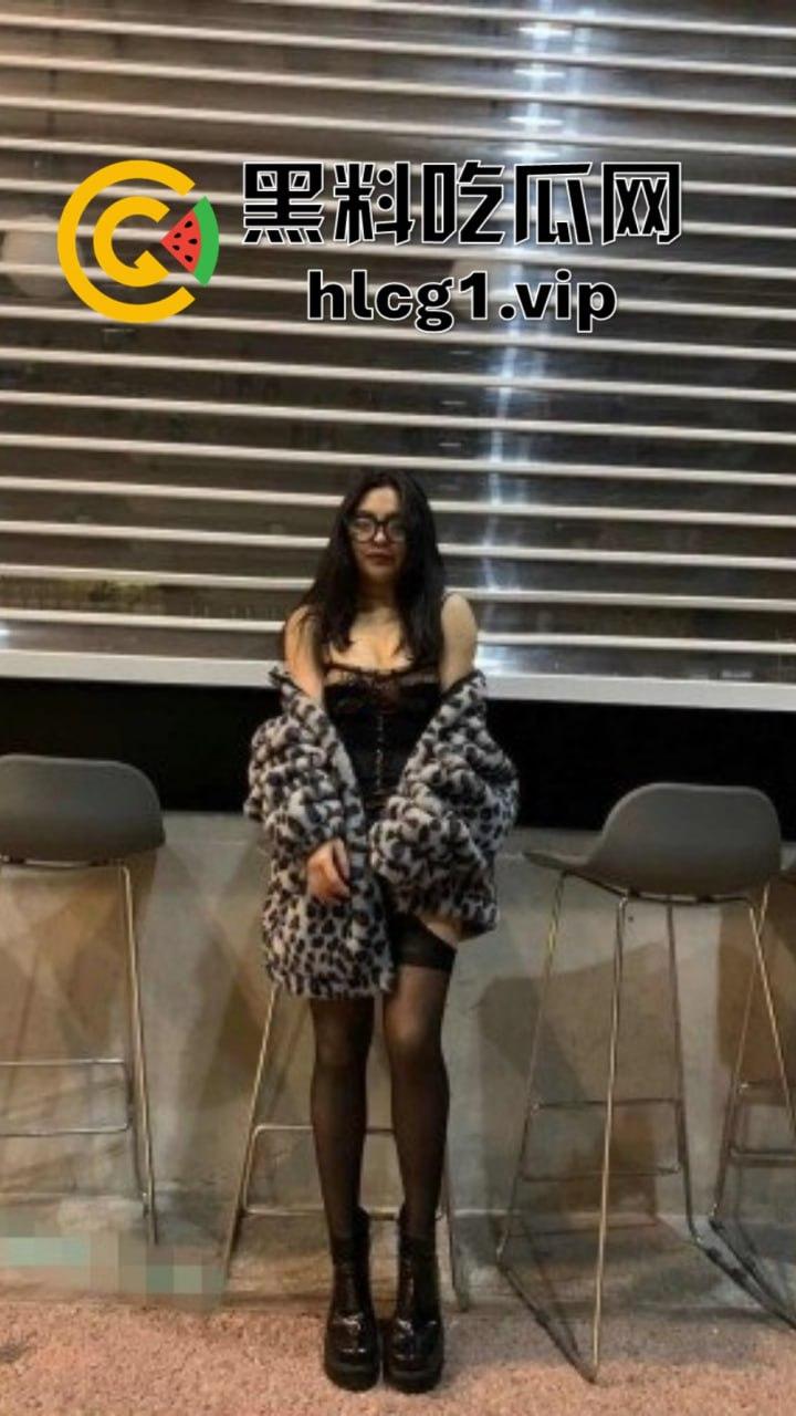 武汉海关『冯小羽』体制内骚货上班聊骚,下班找领导草逼,单元楼道大胆露出!-9