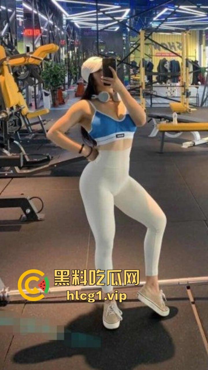 武汉海关『冯小羽』体制内骚货上班聊骚,下班找领导草逼,单元楼道大胆露出!-11