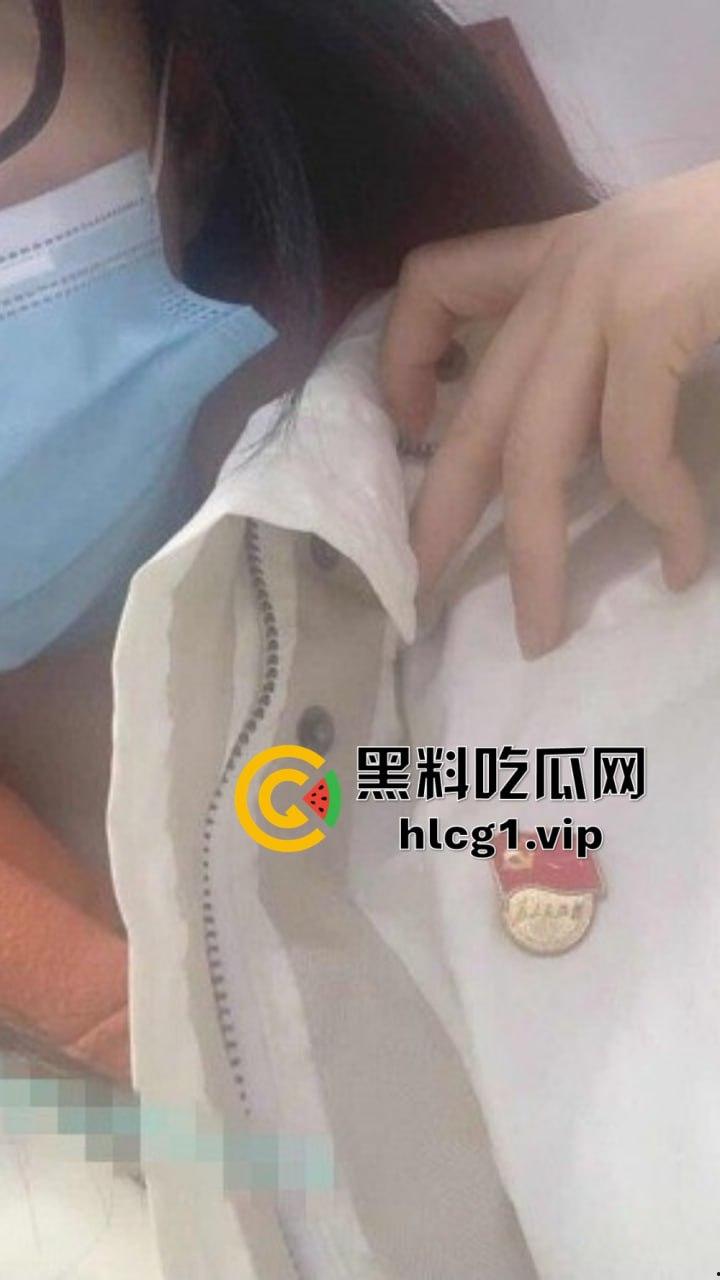 武汉海关『冯小羽』体制内骚货上班聊骚,下班找领导草逼,单元楼道大胆露出!-12