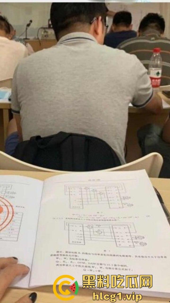 武汉海关『冯小羽』体制内骚货上班聊骚,下班找领导草逼,单元楼道大胆露出!-13