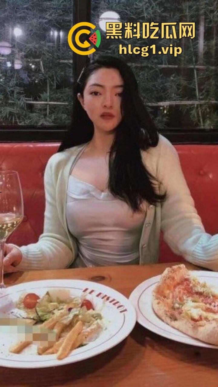 武汉海关『冯小羽』体制内骚货上班聊骚,下班找领导草逼,单元楼道大胆露出!-14