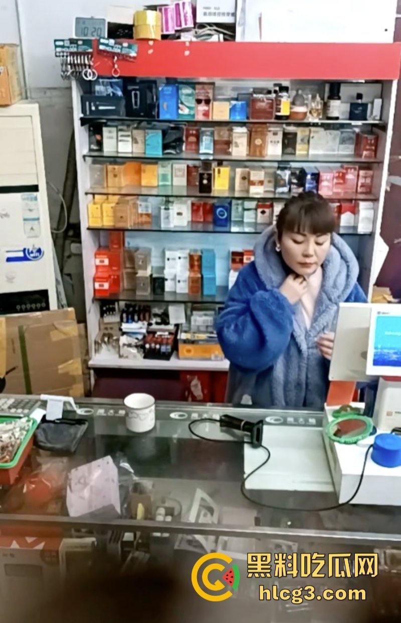 晚风吹人醒 风骚杂货店老板娘【肥姐】透明装诱惑男顾客勾引进小屋性爱啪啪！-5