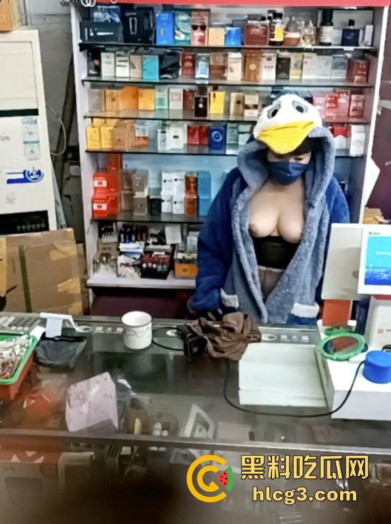 晚风吹人醒 风骚杂货店老板娘【肥姐】透明装诱惑男顾客勾引进小屋性爱啪啪！-10