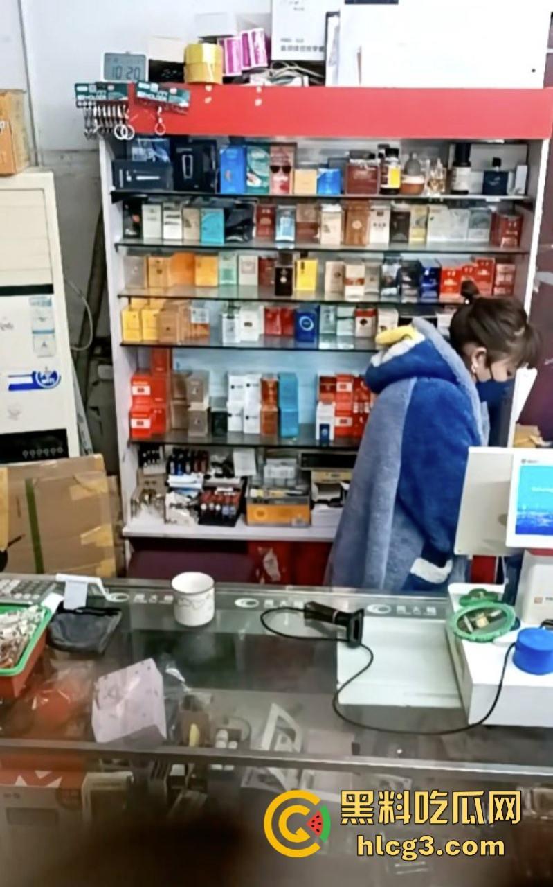 晚风吹人醒 风骚杂货店老板娘【肥姐】透明装诱惑男顾客勾引进小屋性爱啪啪！-11