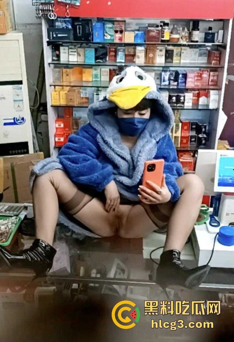 晚风吹人醒 风骚杂货店老板娘【肥姐】透明装诱惑男顾客勾引进小屋性爱啪啪！-13