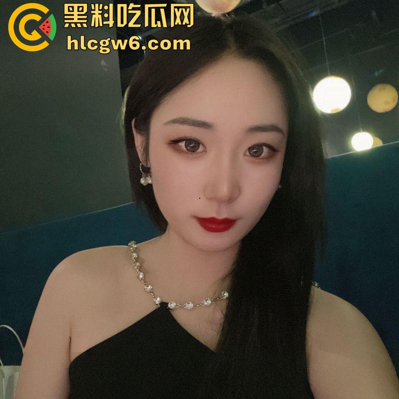 长沙瓜友大战江苏人妻【苗芳芳】红色战袍撩人,私会偷情被蹬一晚,爽完回家找老公要爱的抱抱!-3