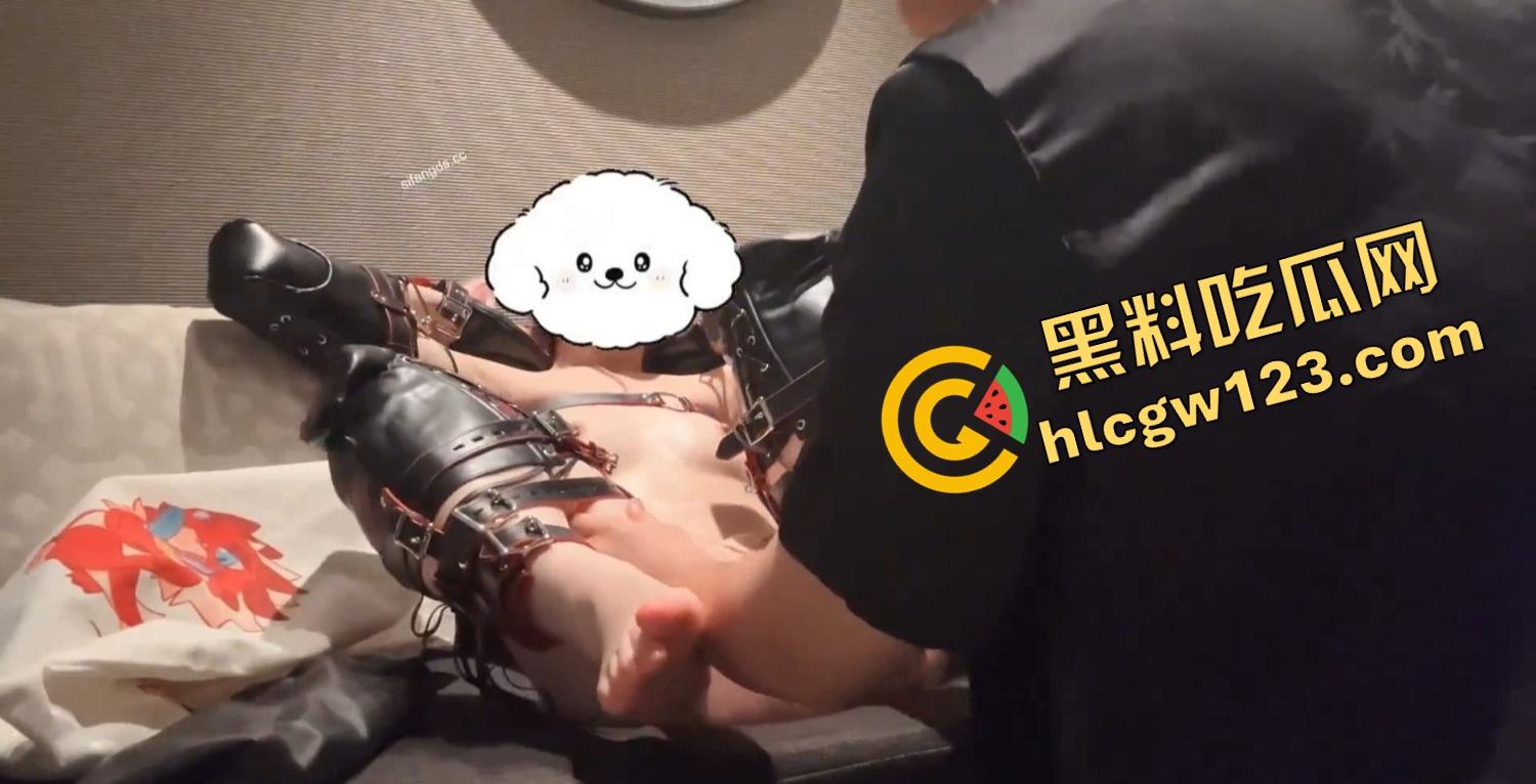 当馒头脸白虎逼撞上阿黑颜,骚得流油,就是不知道是真白虎还是剃过的,别等插进去才发现刺鸡巴!-13