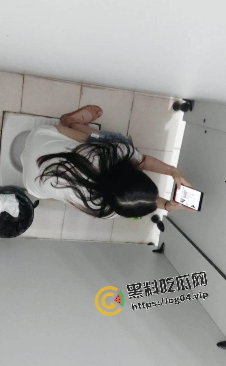 惊鸿一瞥！偷拍学委如厕被发现 不要误会李嘉琪同学 我只是想与你深入讨论更伟大的问题-10