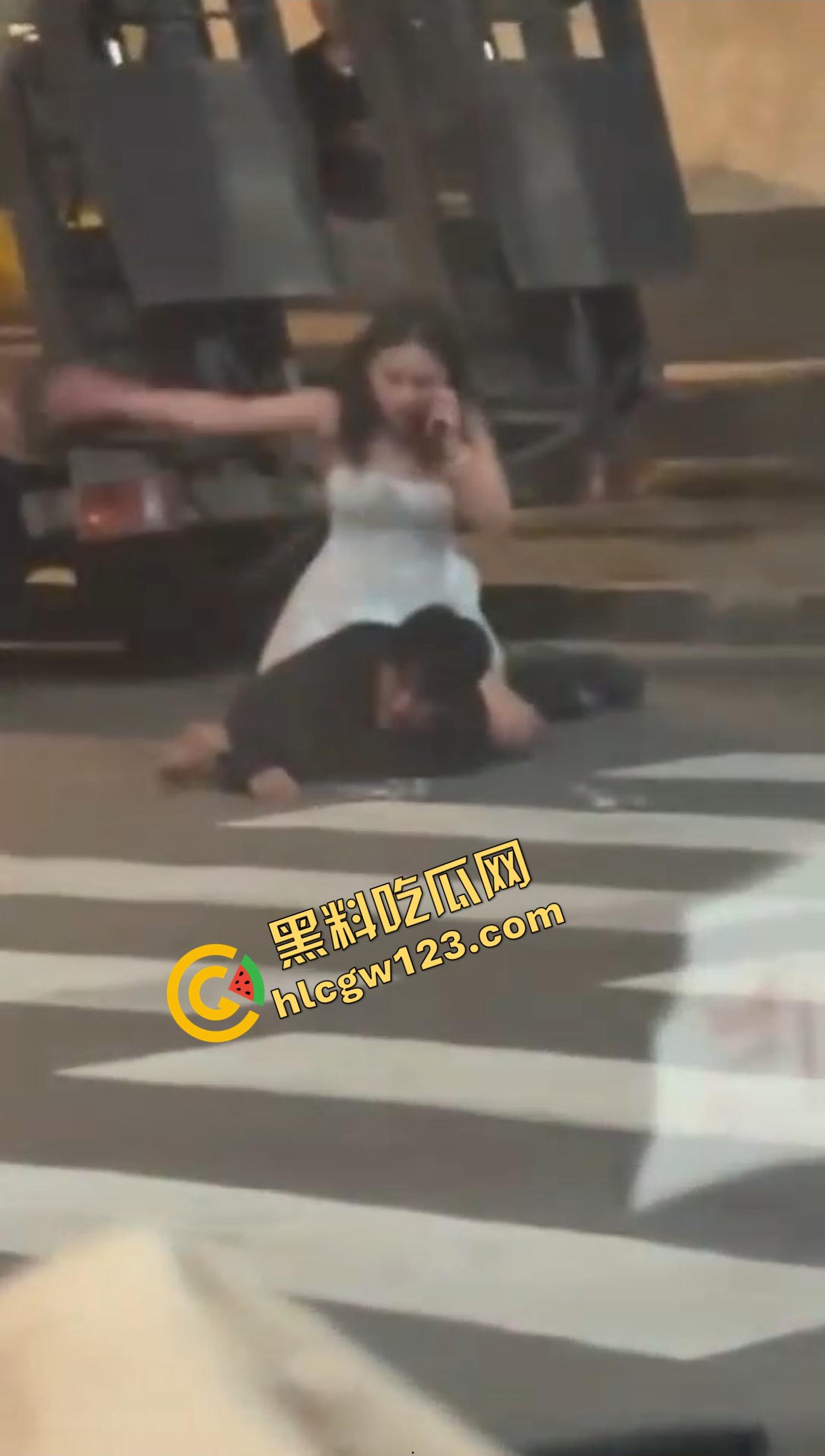 爱的有多深打得就有多狠，女的骑在男的身上连扇带踹，这会怎么没人说家暴了？龟男的痛谁替他说一句？-5